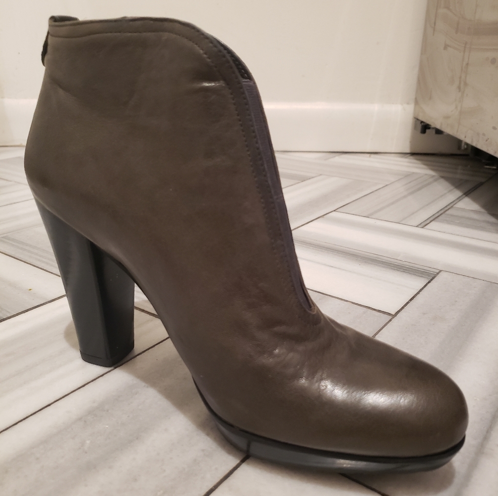 Stuart Weitzman Centering Bootie Fumo NIB 7.5M